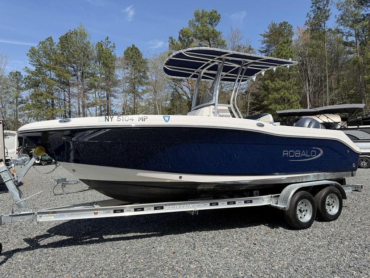 Used 2019 Robalo R200