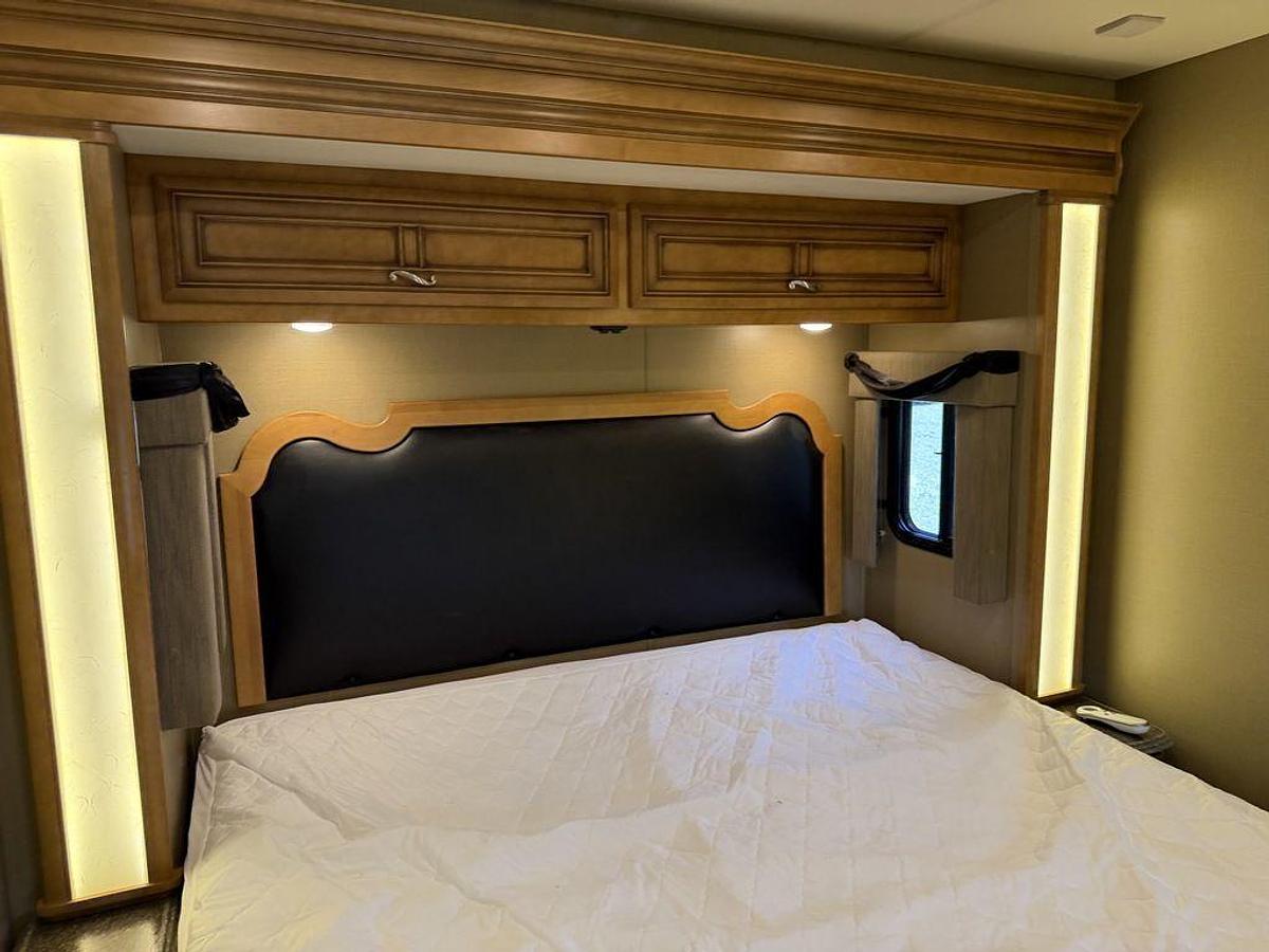 Used 2014 Newmar Canyon Star 3953