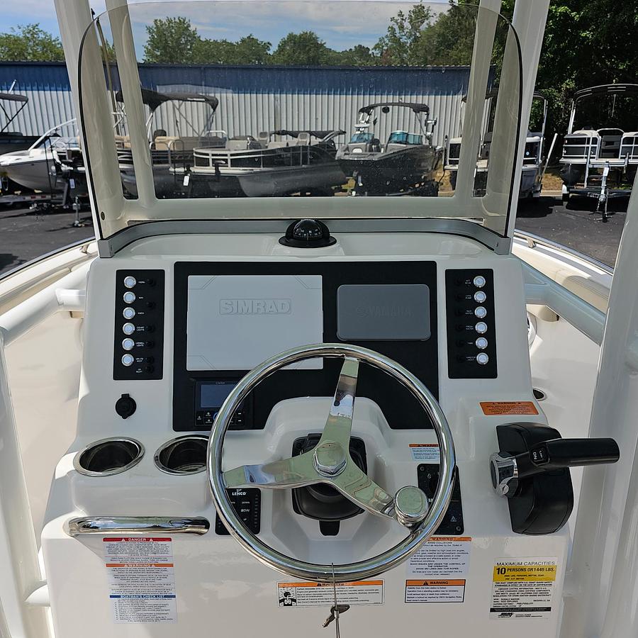 Used 2023 Robalo R222
