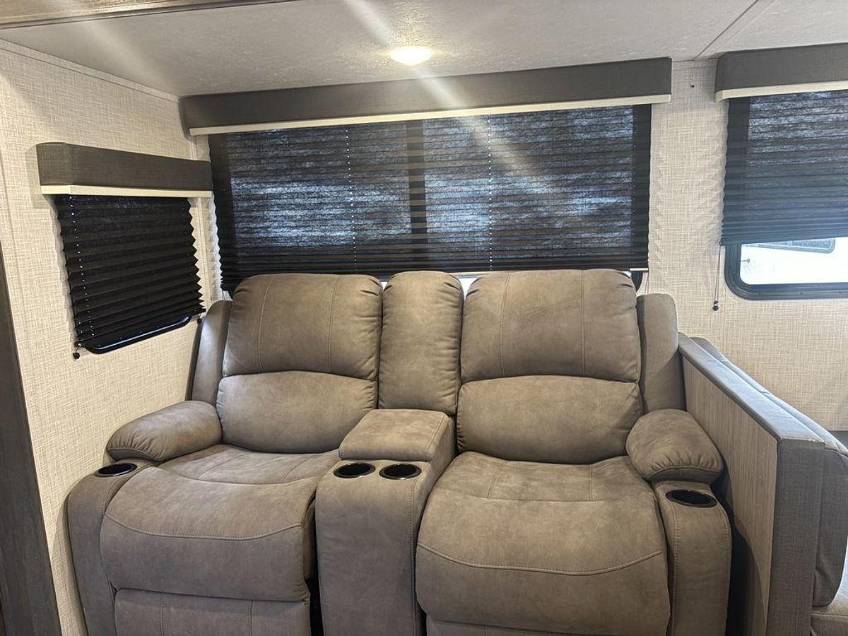Used 2022 Dutchmen Coleman Light 2835BH