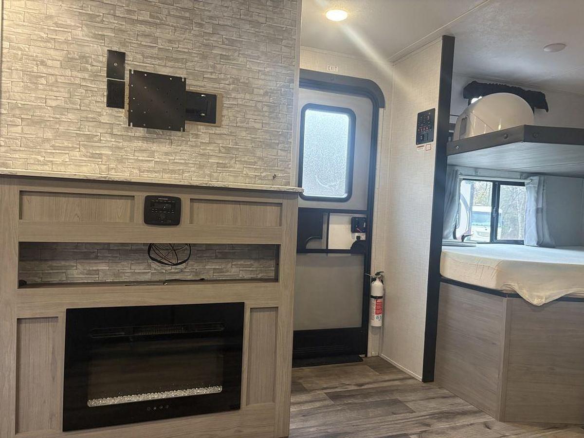 Used 2022 Dutchmen Coleman Light 2835BH