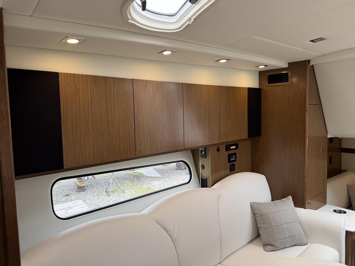 Used 2021 Cruisers Yachts 35 Express