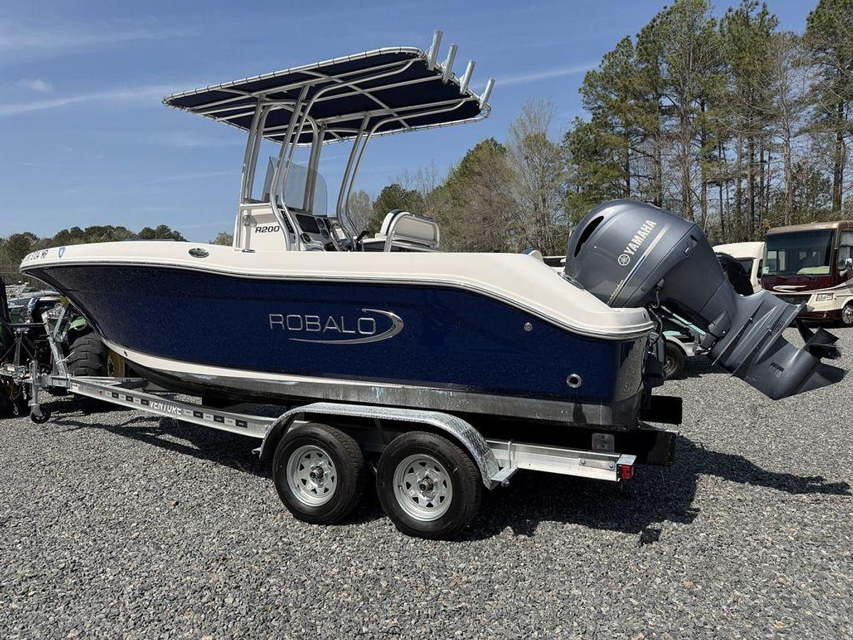Used 2019 Robalo R200