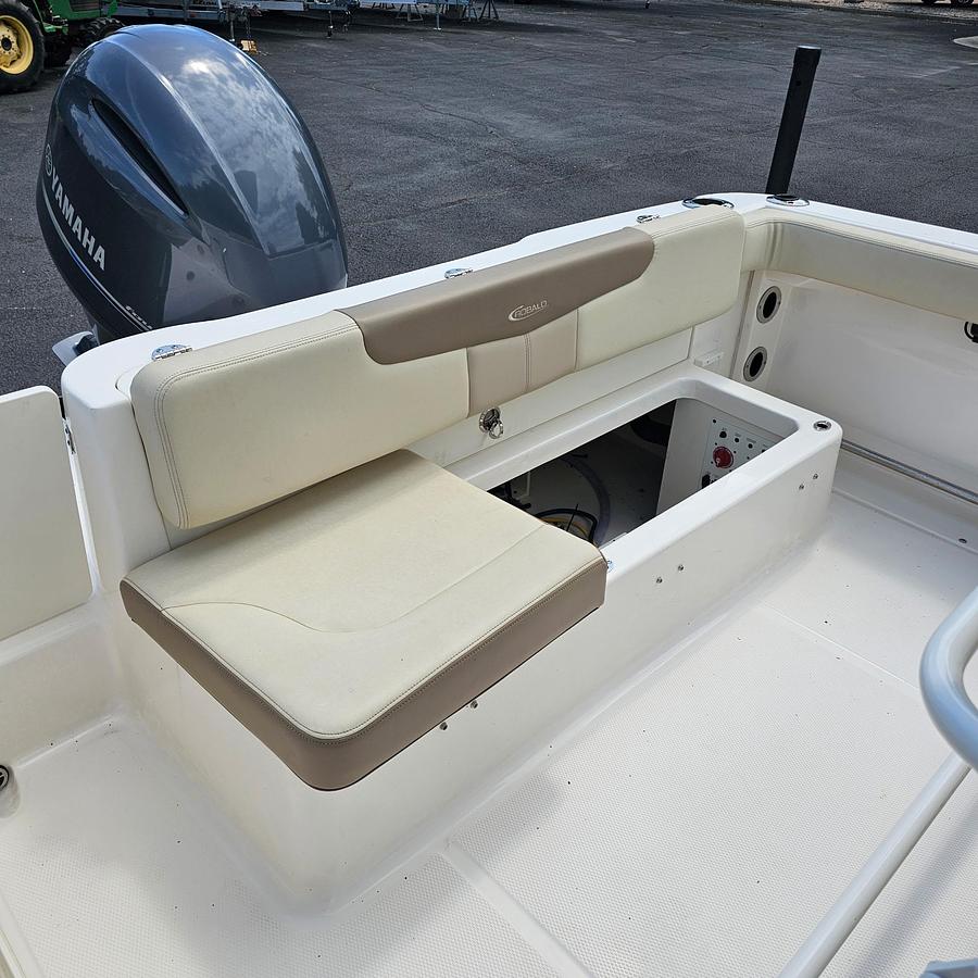 Used 2023 Robalo R222