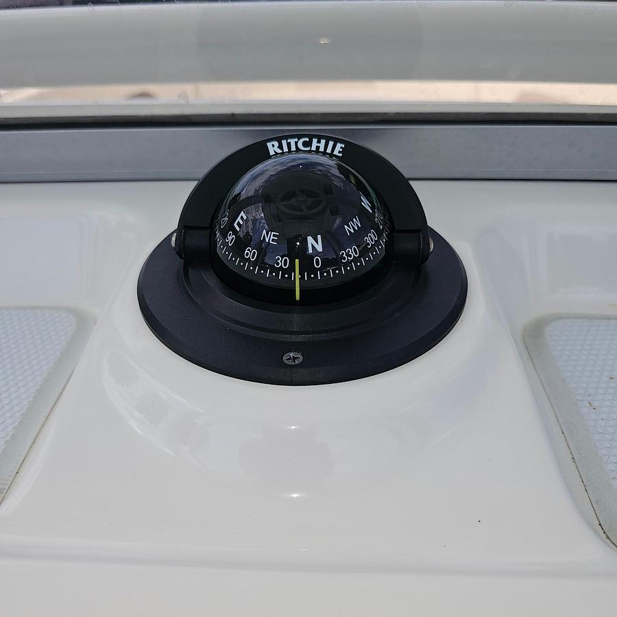 Used 2023 Robalo R222