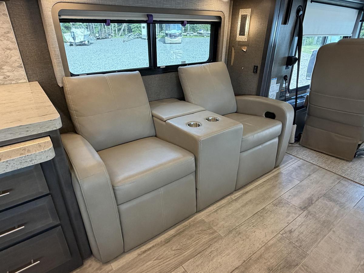 Used 2021 Thor Venetian