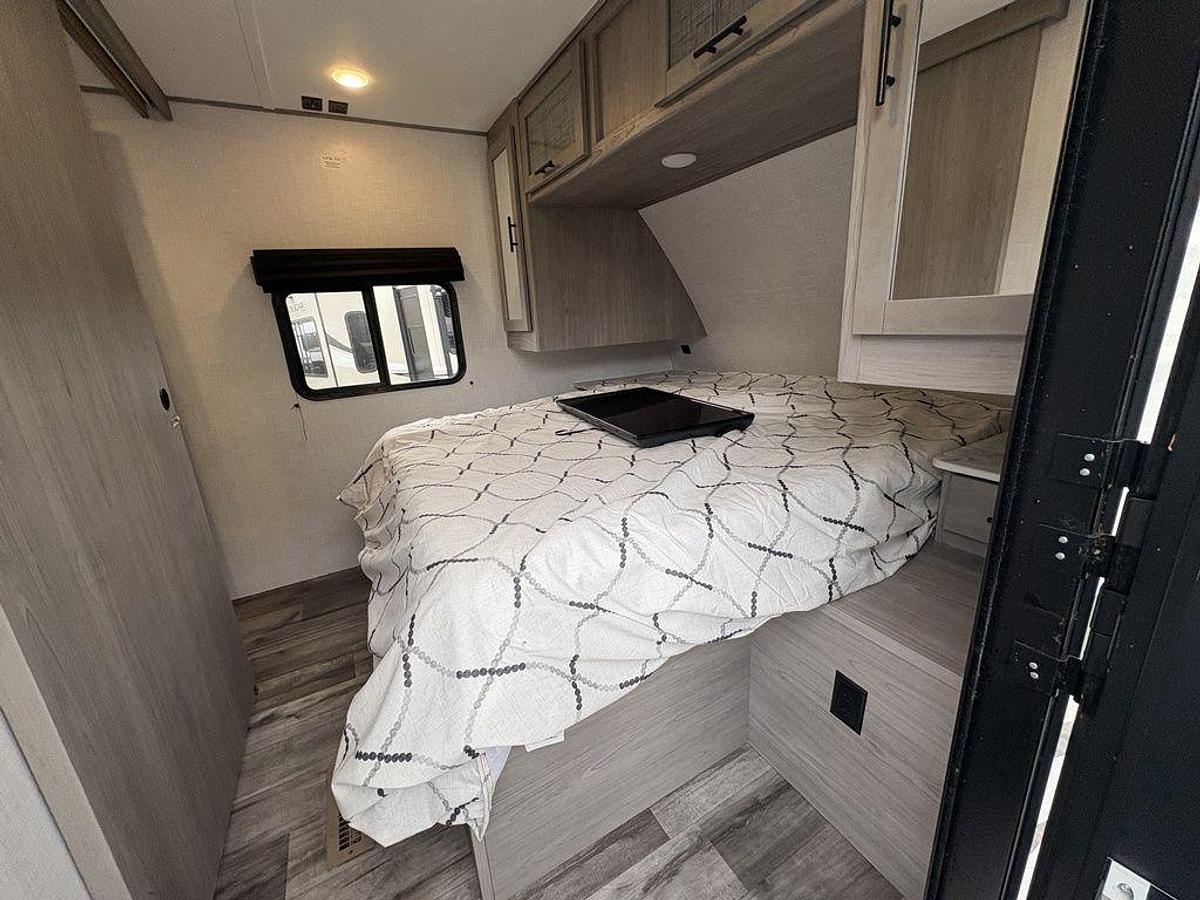 Used 2022 Dutchmen Coleman Light 2835BH