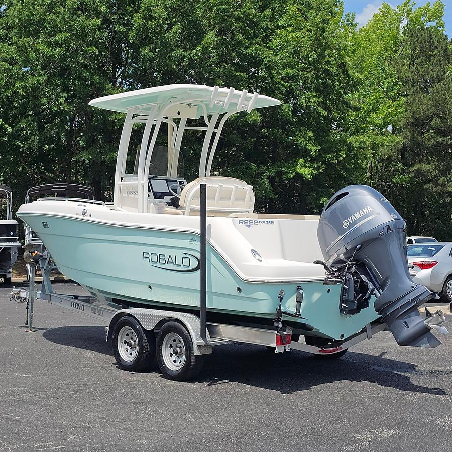 Used 2023 Robalo R222