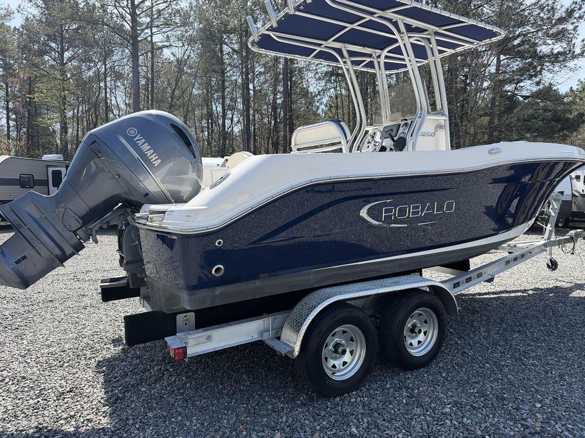Used 2019 Robalo R200