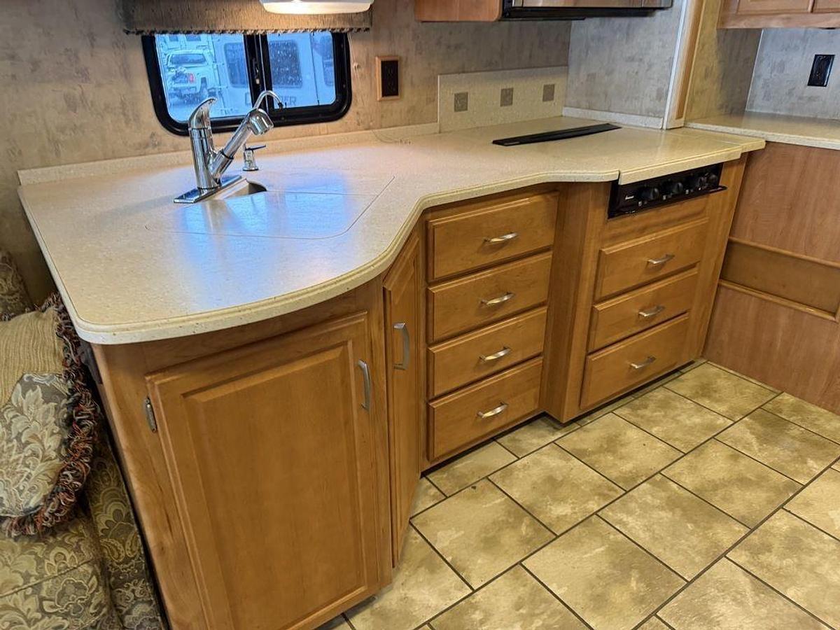Used 2007 Winnebago Journey 39K