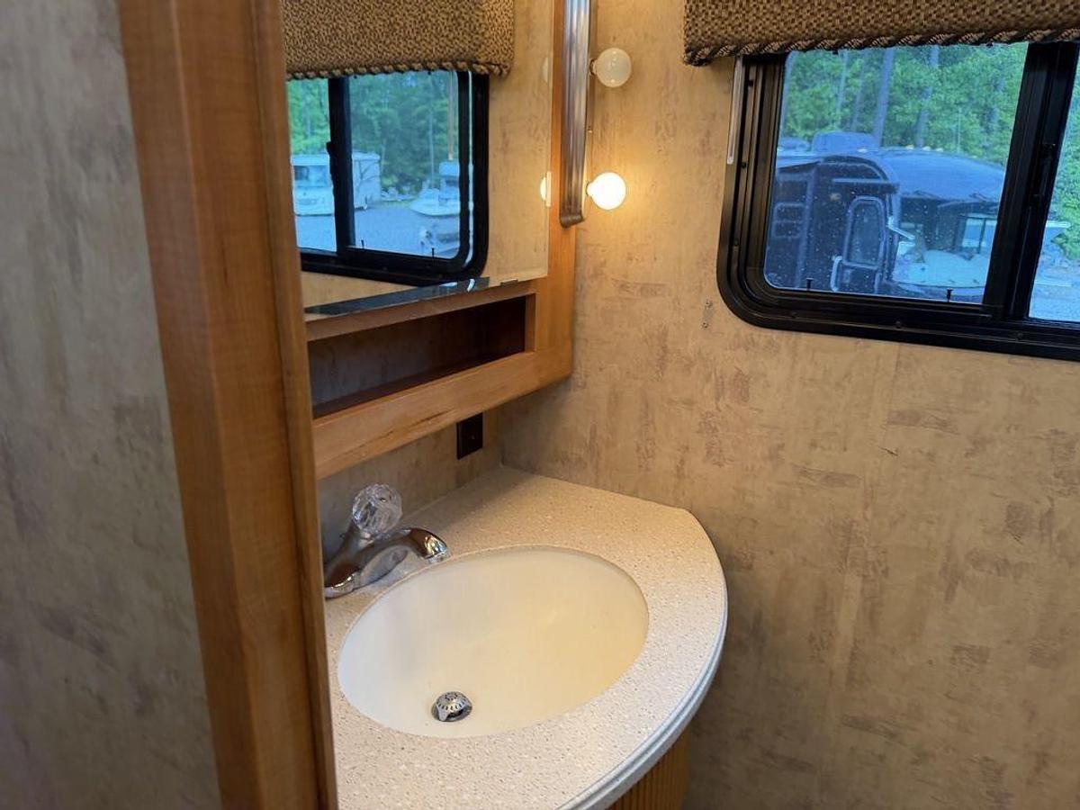 Used 2007 Winnebago Journey 39K