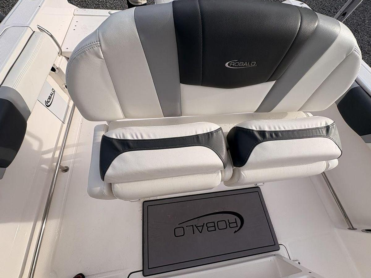 Used 2023 Robalo R230