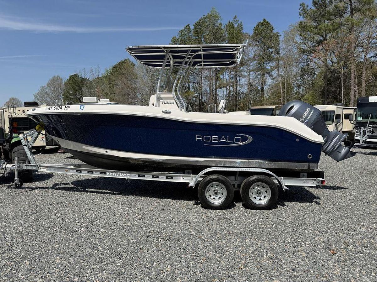Used 2019 Robalo R200