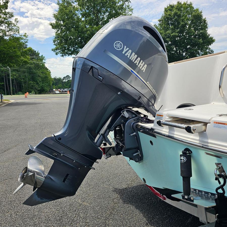 Used 2023 Robalo R222