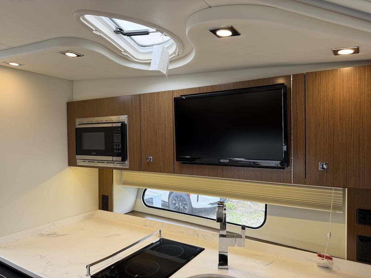 Used 2021 Cruisers Yachts 35 Express