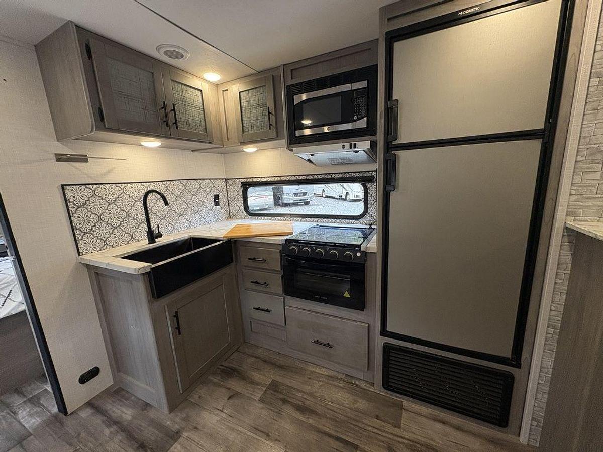 Used 2022 Dutchmen Coleman Light 2835BH