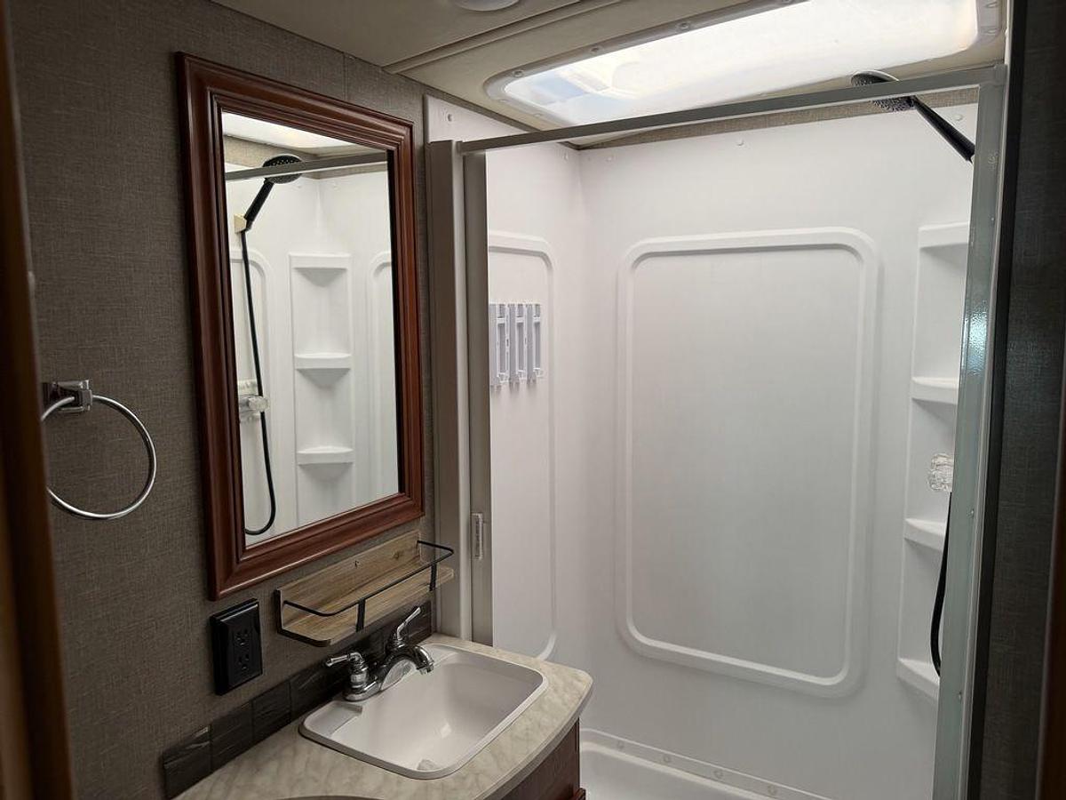 Used 2018 Winnebago Vista 27PE