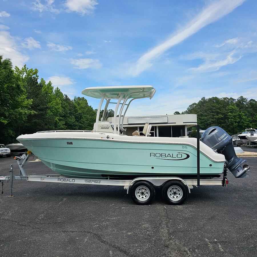Used 2023 Robalo R222