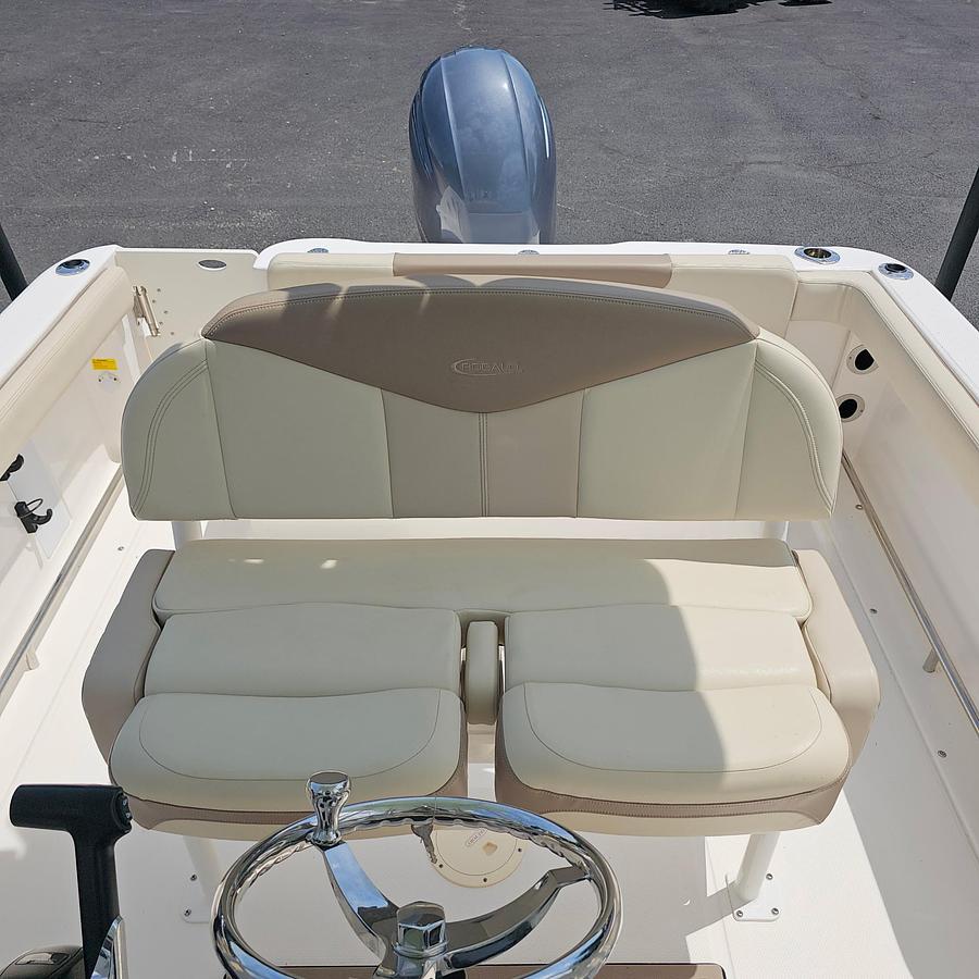 Used 2023 Robalo R222