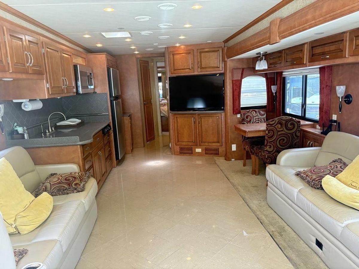 Used 2010 Newmar Ventana M-4333