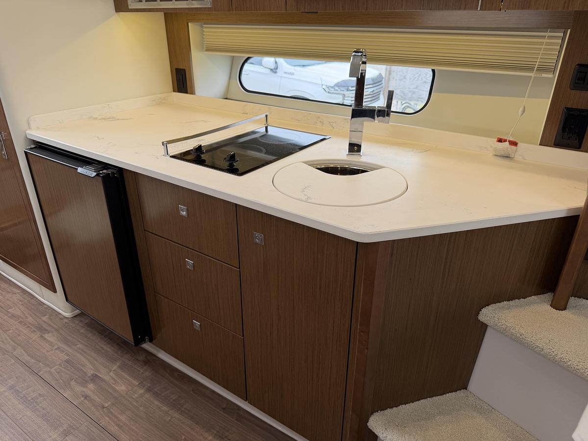 Used 2021 Cruisers Yachts 35 Express