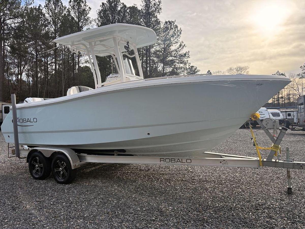 Used 2023 Robalo R230
