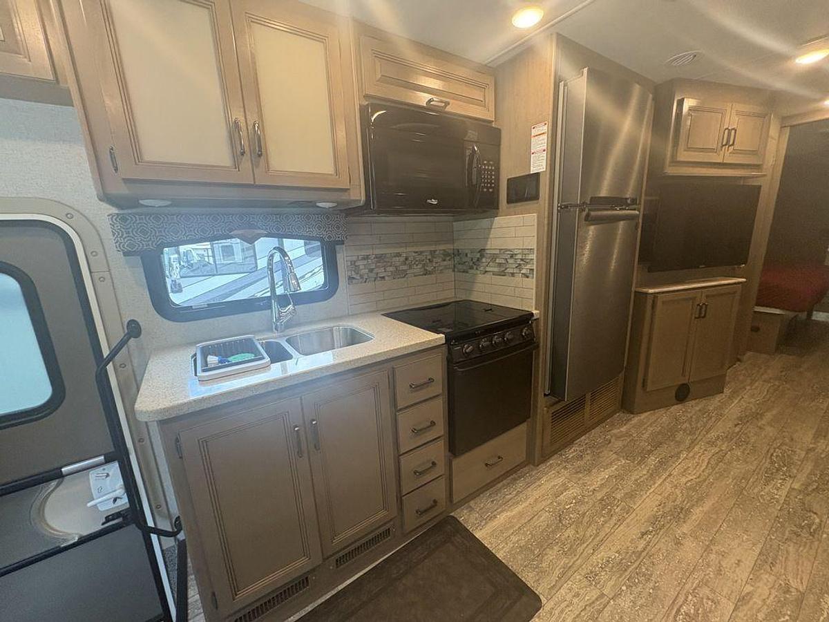 2020 Thor Motor Coach Hurricane 35M