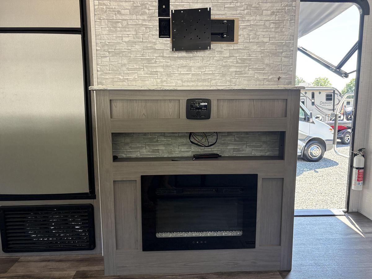 Used 2022 Dutchmen Coleman Light 2835BH