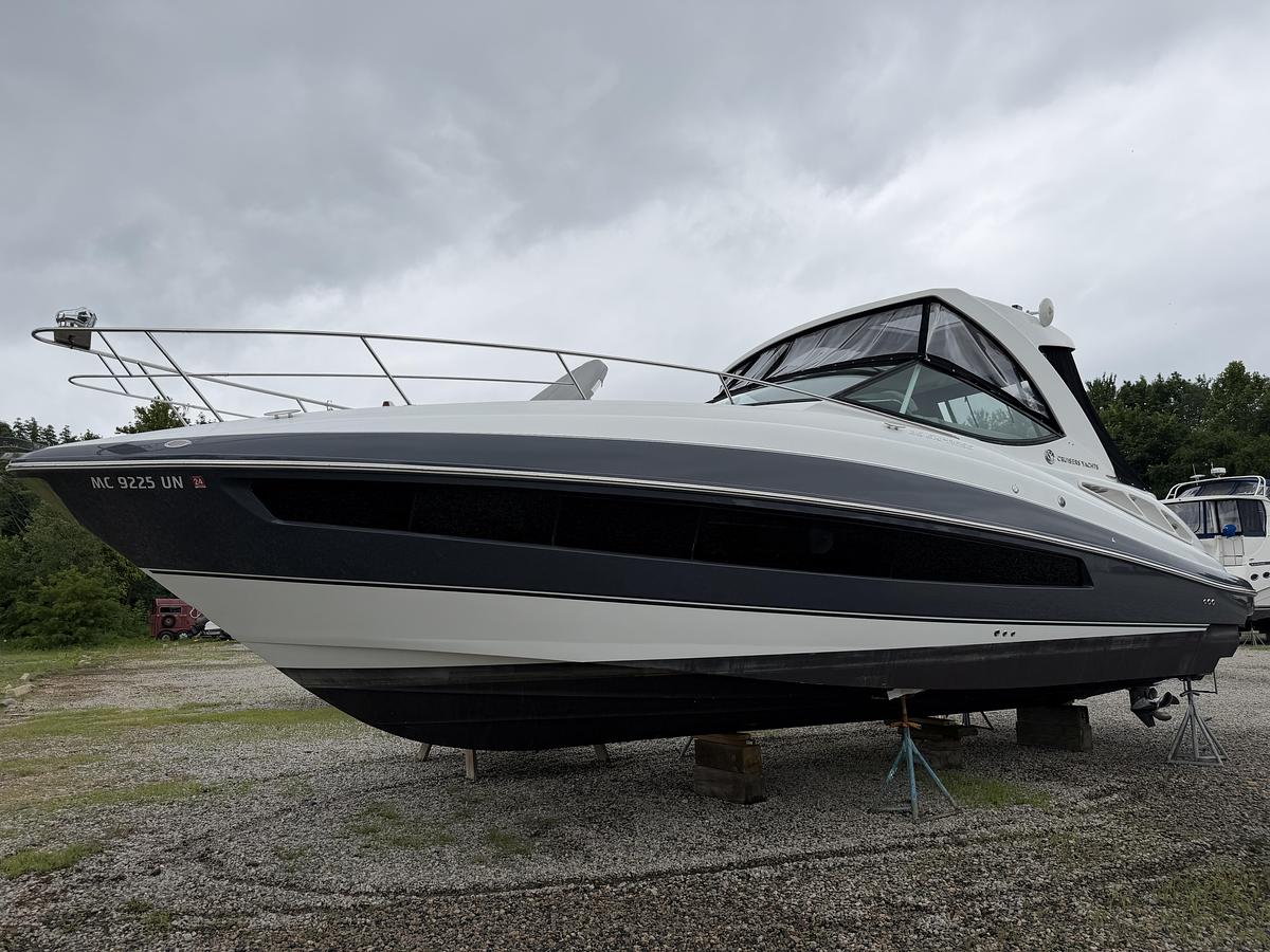 Used 2021 Cruisers Yachts 35 Express