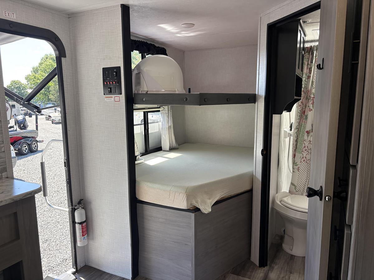 Used 2022 Dutchmen Coleman Light 2835BH