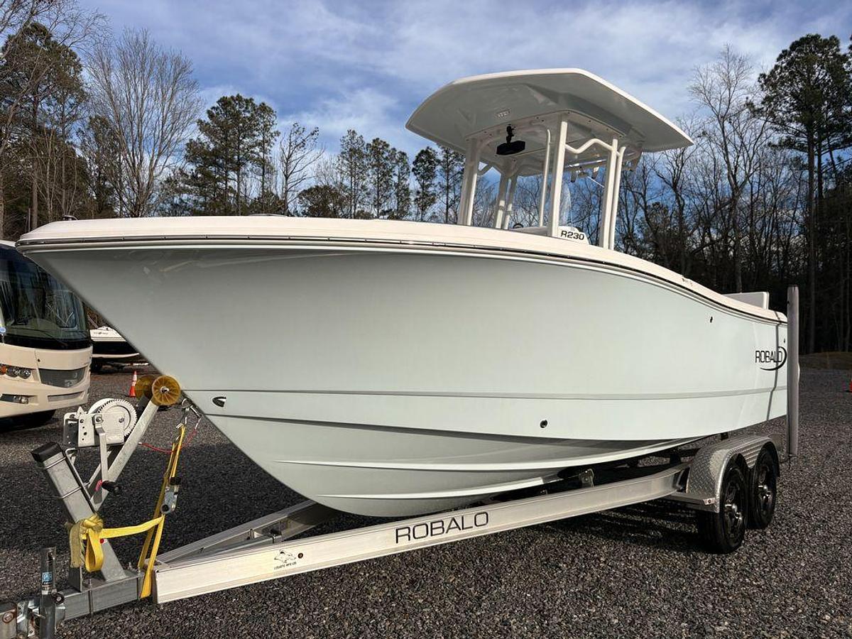 Used 2023 Robalo R230