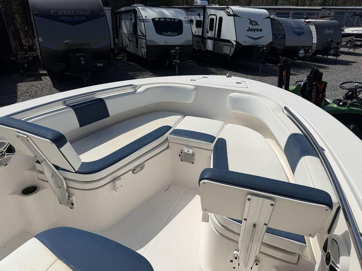 Used 2019 Robalo R200
