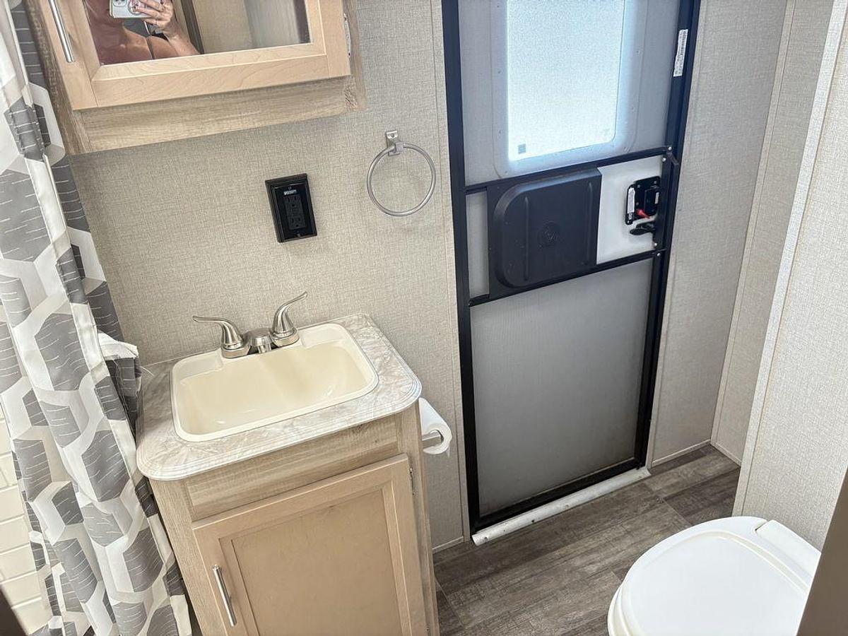 Used 2022 Coachmen Catalina Legacy Series M-323 BHDSCK