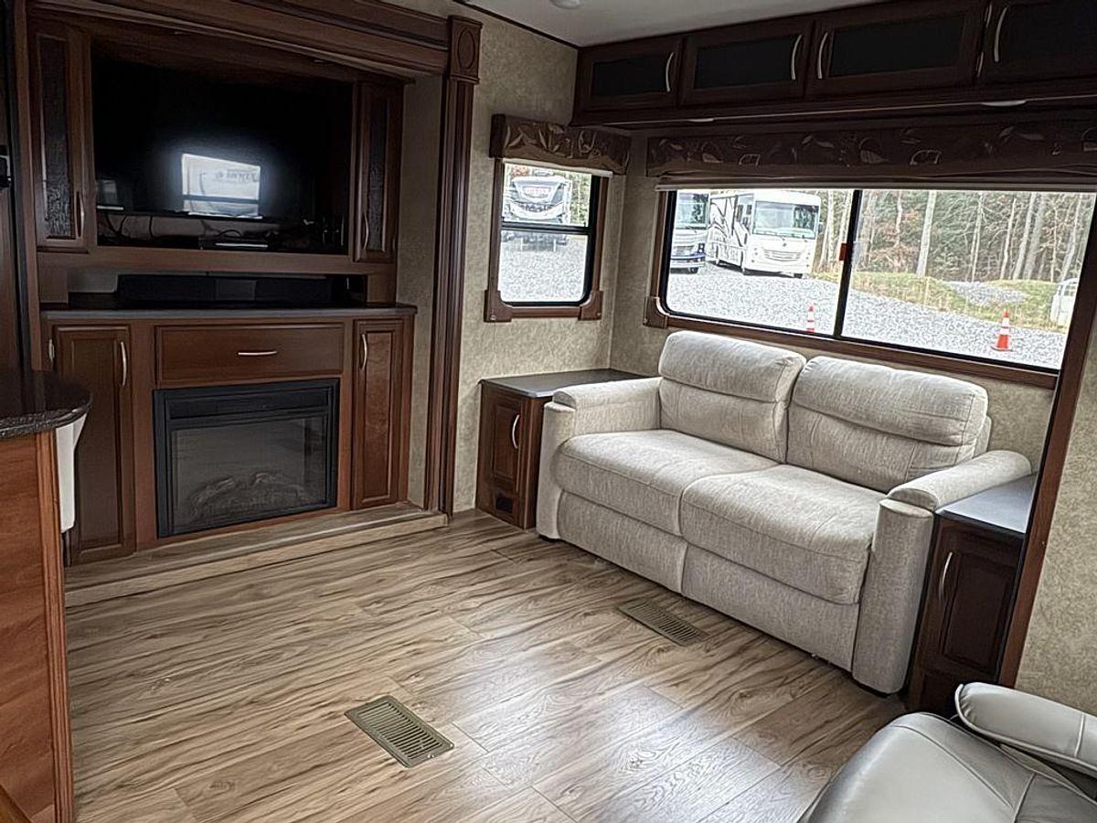 Used 2015 Prime Time Crusader 295RST