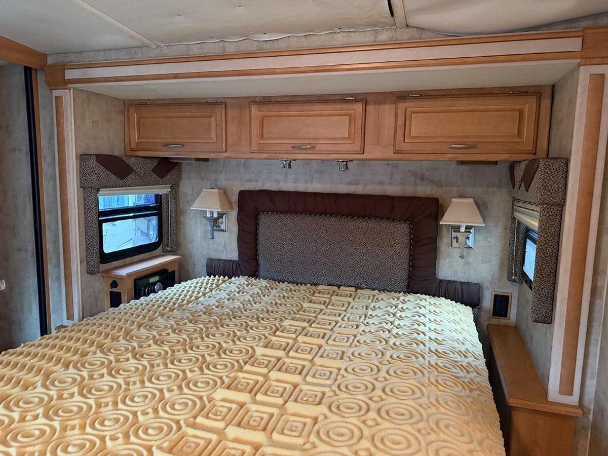 Used 2007 Winnebago Journey 39K