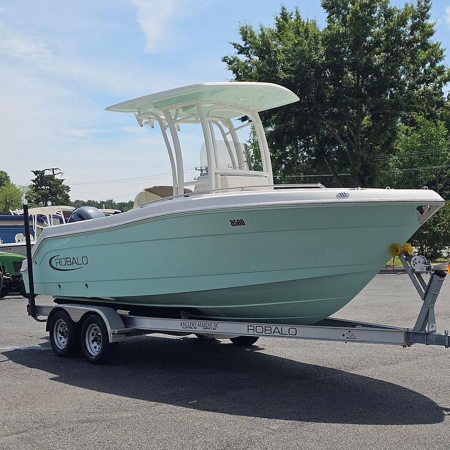 Used 2023 Robalo R222