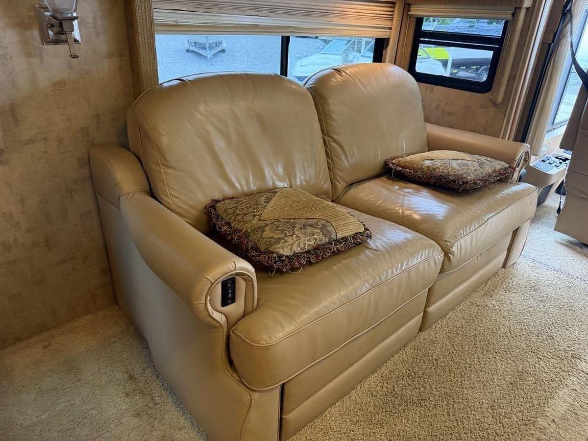 Used 2007 Winnebago Journey 39K