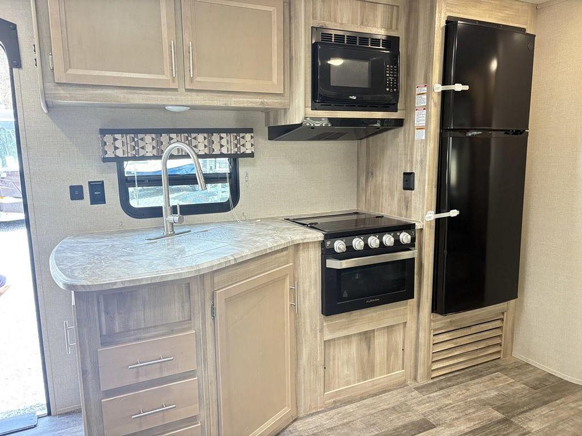 Used 2022 Coachmen Catalina Legacy Series M-323 BHDSCK