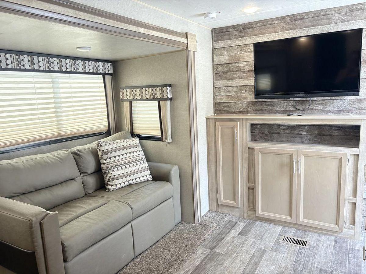 Used 2022 Coachmen Catalina Legacy Series M-323 BHDSCK