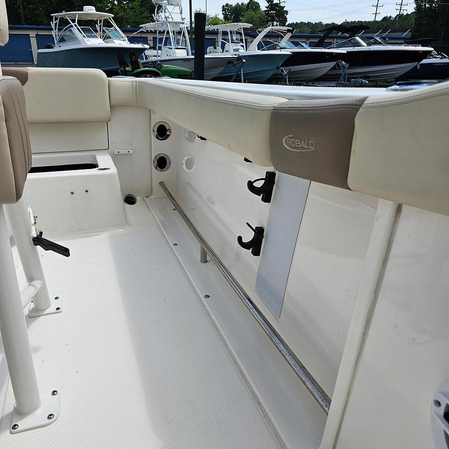 Used 2023 Robalo R222