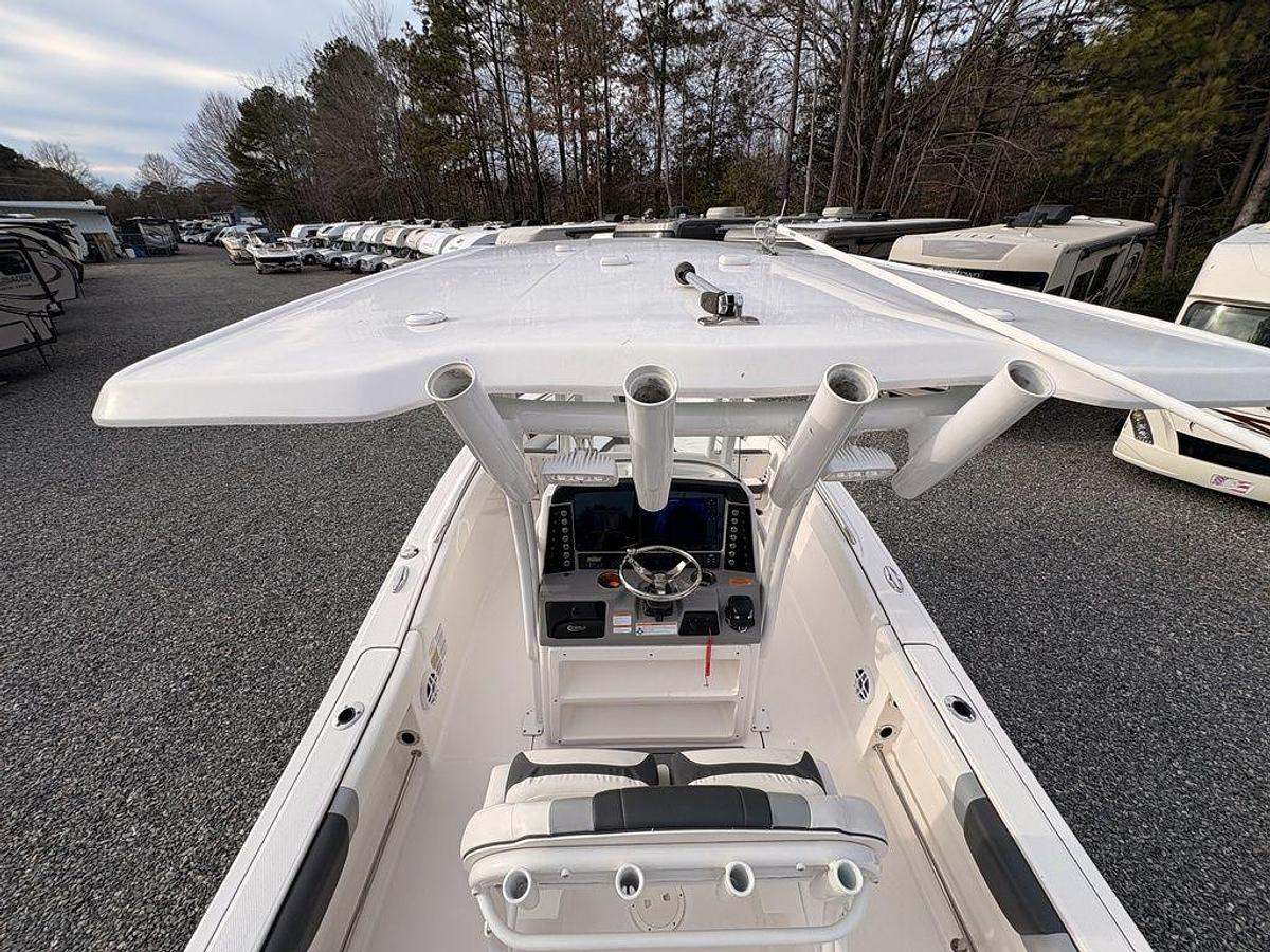 Used 2023 Robalo R230