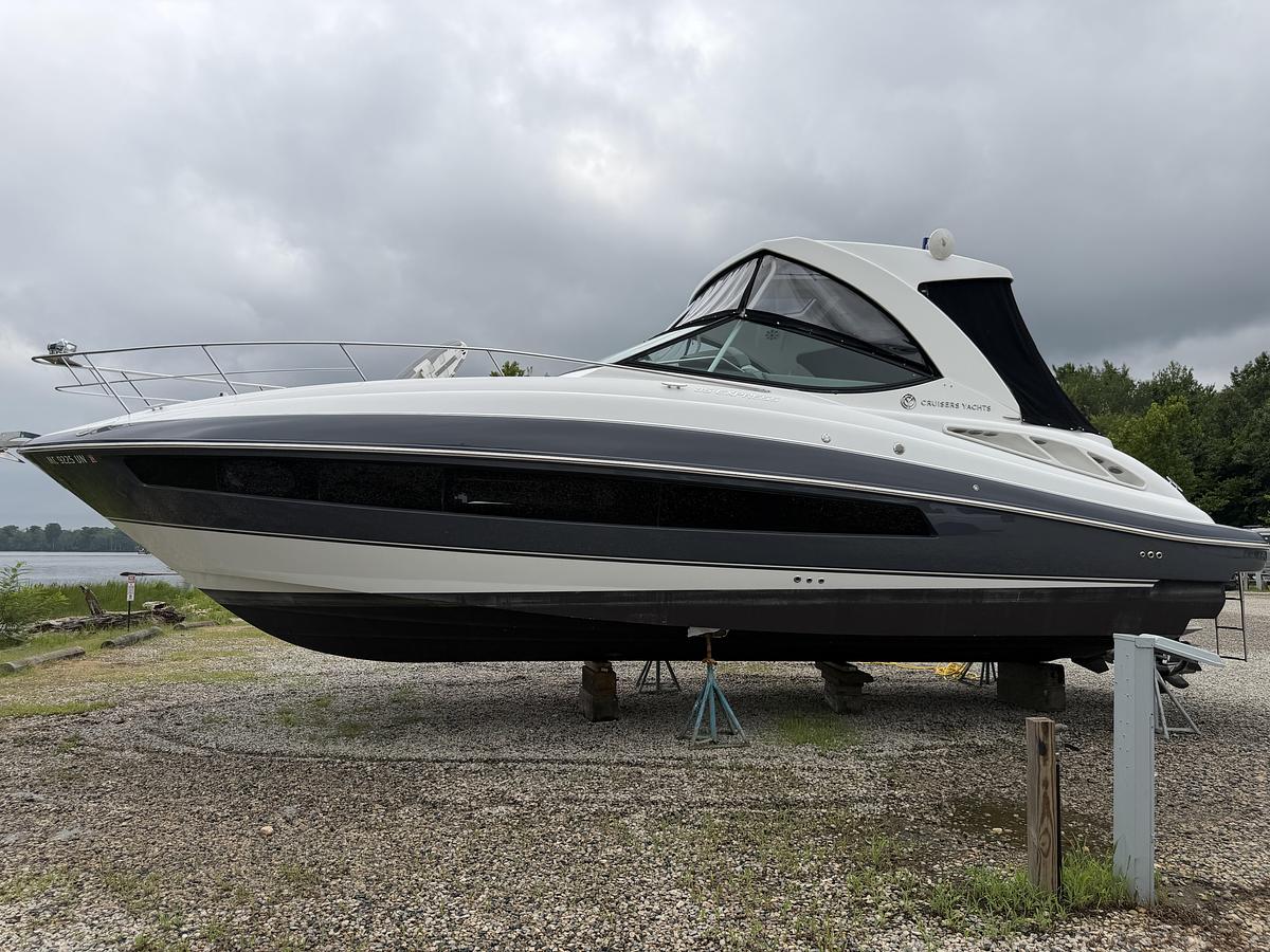 Used 2021 Cruisers Yachts 35 Express