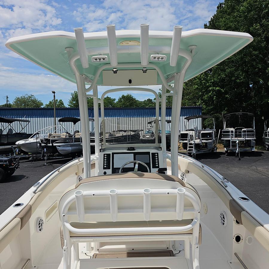 Used 2023 Robalo R222
