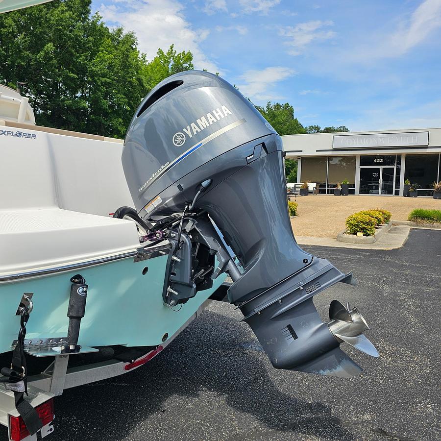 Used 2023 Robalo R222