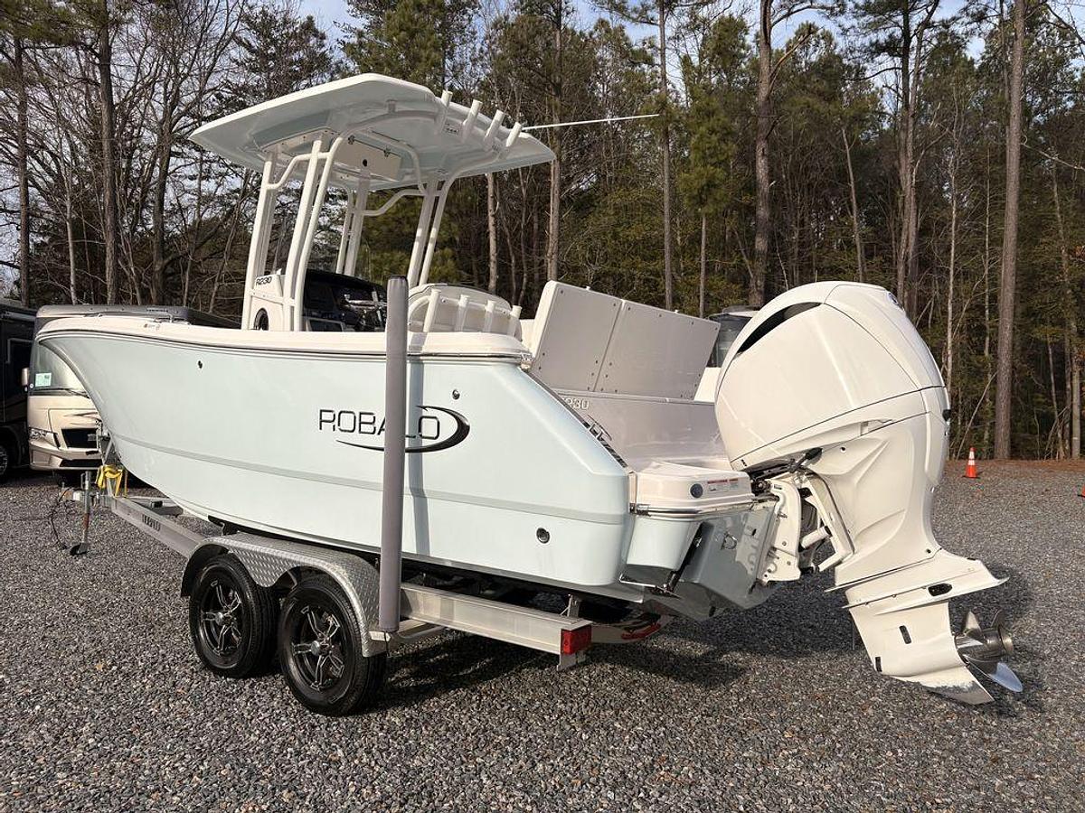 Used 2023 Robalo R230