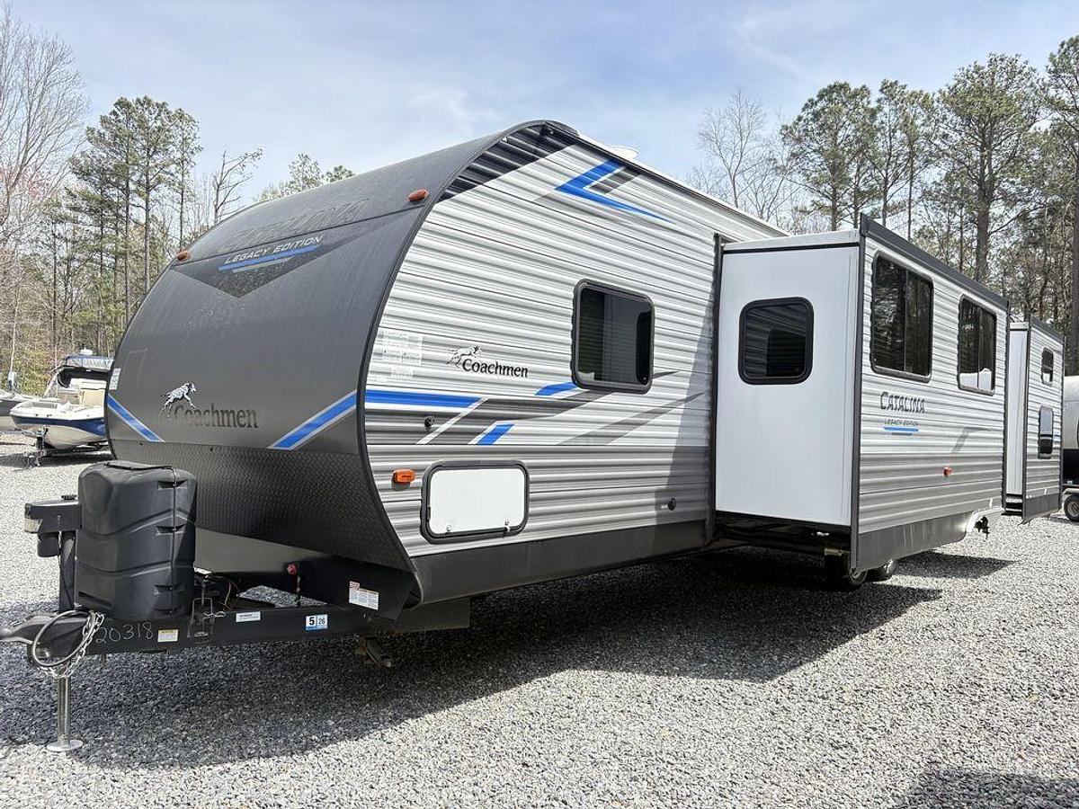Used 2022 Coachmen Catalina Legacy Series M-323 BHDSCK