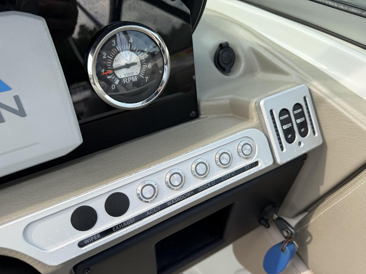 Used 2022 Crownline E255 XS