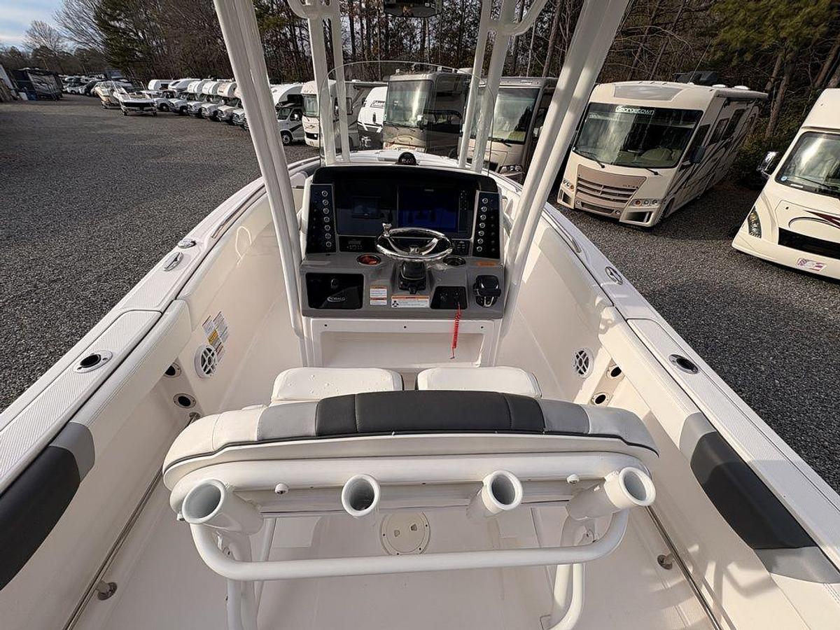 Used 2023 Robalo R230