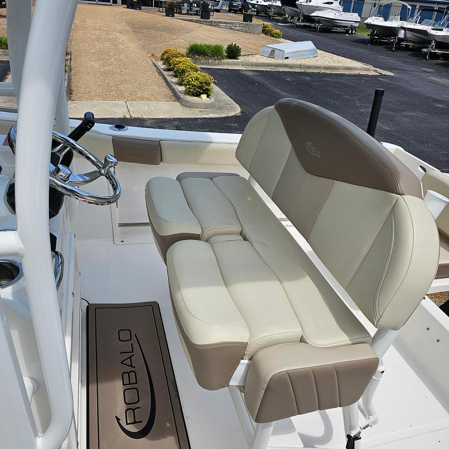 Used 2023 Robalo R222
