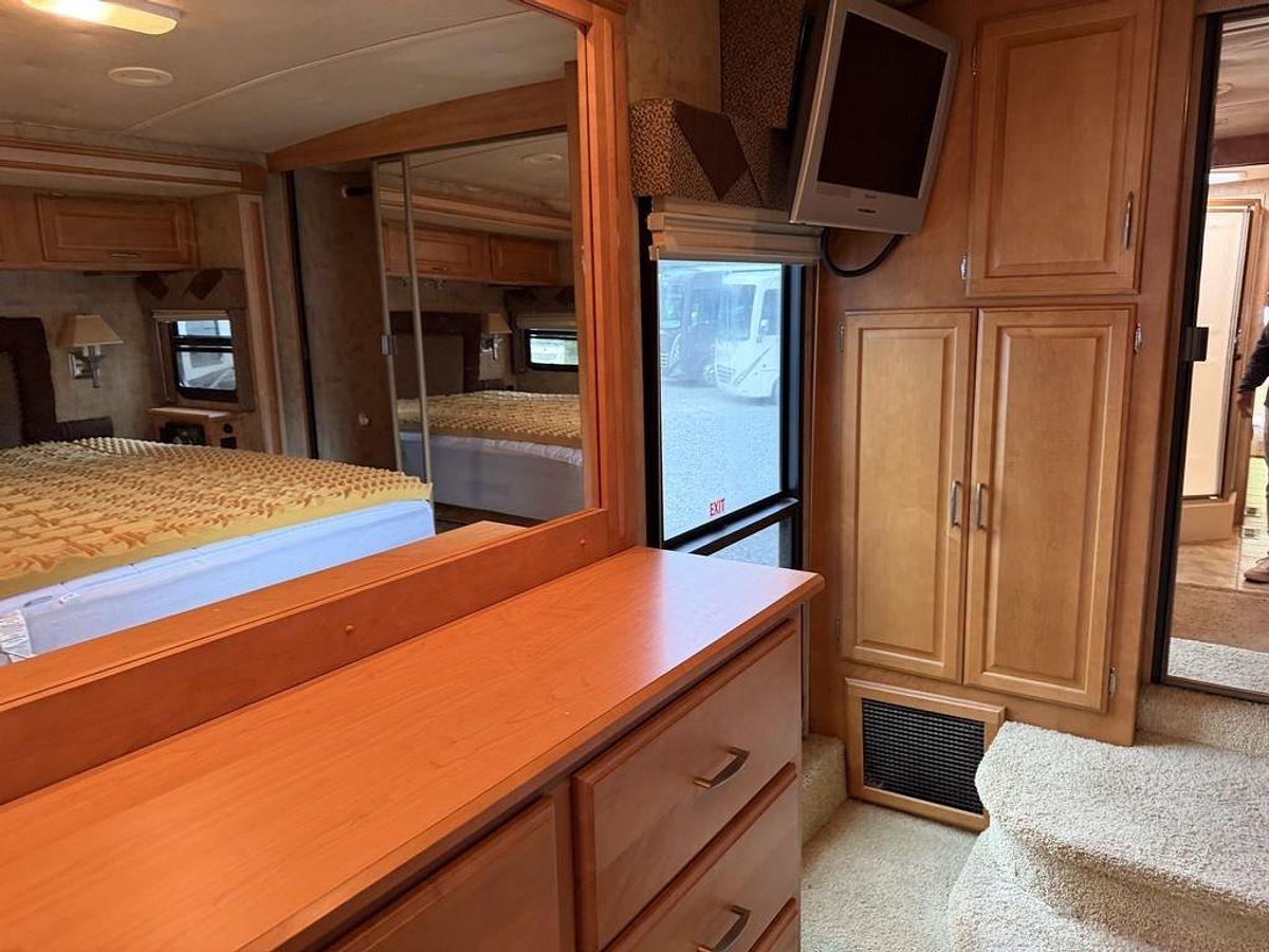 Used 2007 Winnebago Journey 39K